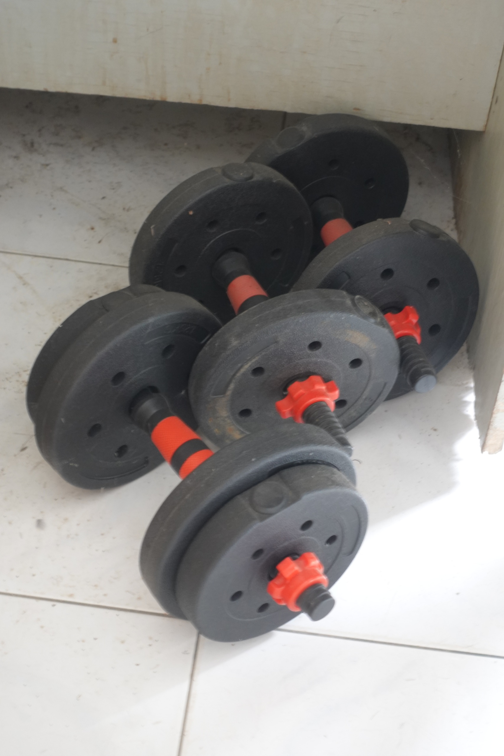 Adjustable dumbbell set with plates and spinlock collars