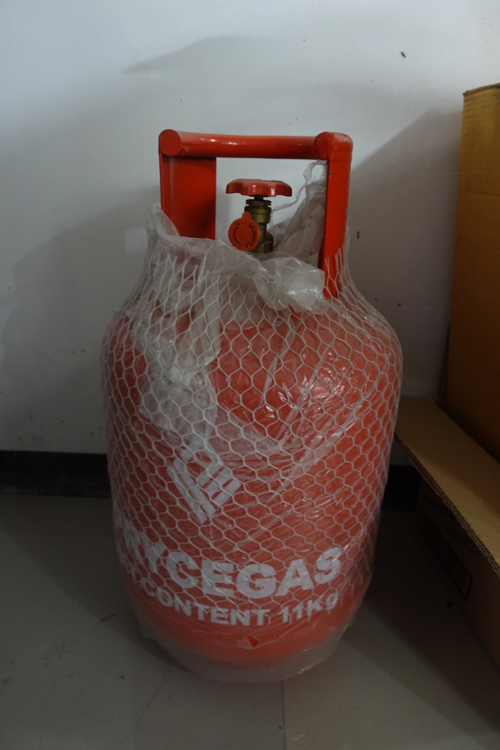 11kg LPG gas cylinder red steel with handwheel valve